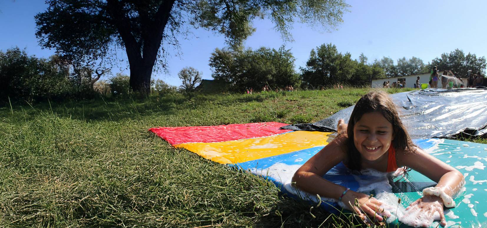 Campanya estiu Dona vida al seus drets nena en el cesped verano diversión